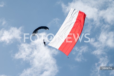  26.08.2023 RADOM<br />
MIEDZYNARODOWE POKAZY LOTNICZE AIR SHOW<br />
NIEZWYCIEZENI W PRZESTWORZACH<br />
N/Z SKOCZEK SPADOCHRNOWY Z POLSKA FLAGA<br />
FOT. MARCIN BANASZKIEWICZ/FOTONEWS  