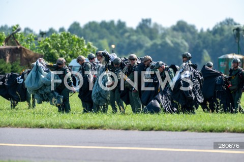  26.08.2023 RADOM<br />
MIEDZYNARODOWE POKAZY LOTNICZE AIR SHOW<br />
NIEZWYCIEZENI W PRZESTWORZACH<br />
N/Z SPADOCHRONIARZE<br />
FOT. MARCIN BANASZKIEWICZ/FOTONEWS  