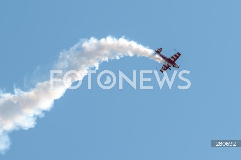  26.08.2023 RADOM<br />
MIEDZYNARODOWE POKAZY LOTNICZE AIR SHOW<br />
NIEZWYCIEZENI W PRZESTWORZACH<br />
N/Z SAMOLOT EXTRA 300L<br />
FOT. MARCIN BANASZKIEWICZ/FOTONEWS  