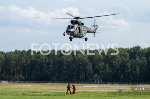  26.08.2023 RADOM<br />
MIEDZYNARODOWE POKAZY LOTNICZE AIR SHOW<br />
NIEZWYCIEZENI W PRZESTWORZACH<br />
N/Z SMIGLOWIEC HELIKOPTER W3 SOKOL<br />
FOT. MARCIN BANASZKIEWICZ/FOTONEWS  