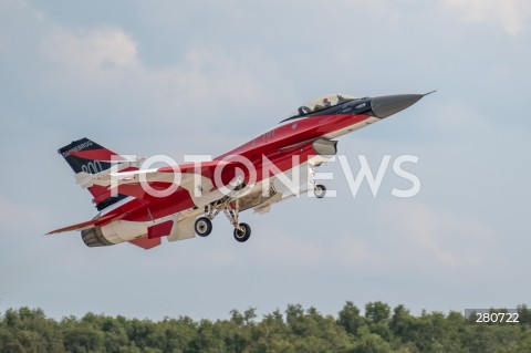  26.08.2023 RADOM<br />
MIEDZYNARODOWE POKAZY LOTNICZE AIR SHOW<br />
NIEZWYCIEZENI W PRZESTWORZACH<br />
N/Z SAMOLOT F16<br />
FOT. MARCIN BANASZKIEWICZ/FOTONEWS  