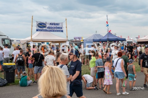  26.08.2023 RADOM<br />
MIEDZYNARODOWE POKAZY LOTNICZE AIR SHOW<br />
NIEZWYCIEZENI W PRZESTWORZACH<br />
N/Z STREFA GASTRONOMICZNA KOLEJKI<br />
FOT. MARCIN BANASZKIEWICZ/FOTONEWS  