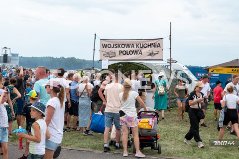  26.08.2023 RADOM<br />
MIEDZYNARODOWE POKAZY LOTNICZE AIR SHOW<br />
NIEZWYCIEZENI W PRZESTWORZACH<br />
N/Z STREFA GASTRONOMICZNA KOLEJKI<br />
FOT. MARCIN BANASZKIEWICZ/FOTONEWS  