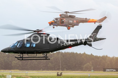  26.08.2023 RADOM<br />
MIEDZYNARODOWE POKAZY LOTNICZE AIR SHOW<br />
NIEZWYCIEZENI W PRZESTWORZACH<br />
N/Z SMIGLOWCE AW109 I W3 WARM ANAKONDA<br />
FOT. MARCIN BANASZKIEWICZ/FOTONEWS  