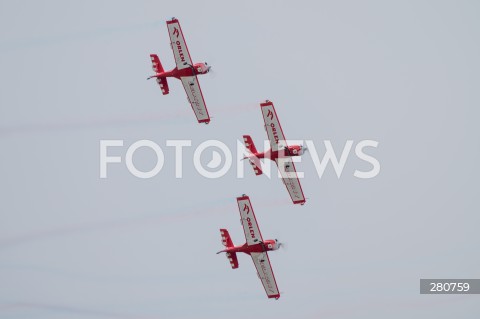  26.08.2023 RADOM<br />
MIEDZYNARODOWE POKAZY LOTNICZE AIR SHOW<br />
NIEZWYCIEZENI W PRZESTWORZACH<br />
N/Z GRUPA AKROBACYJNA ZELAZNY<br />
FOT. MARCIN BANASZKIEWICZ/FOTONEWS  