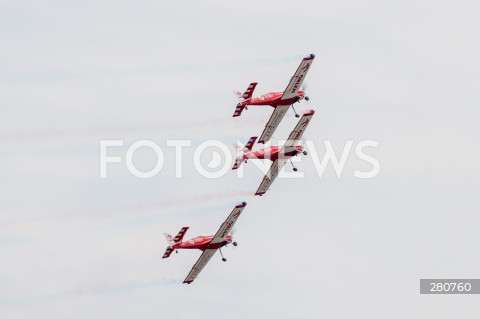  26.08.2023 RADOM<br />
MIEDZYNARODOWE POKAZY LOTNICZE AIR SHOW<br />
NIEZWYCIEZENI W PRZESTWORZACH<br />
N/Z GRUPA AKROBACYJNA ZELAZNY<br />
FOT. MARCIN BANASZKIEWICZ/FOTONEWS  