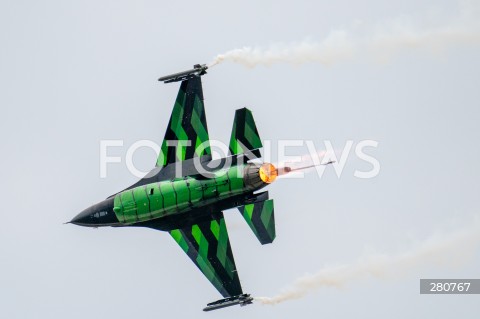  26.08.2023 RADOM<br />
MIEDZYNARODOWE POKAZY LOTNICZE AIR SHOW<br />
NIEZWYCIEZENI W PRZESTWORZACH<br />
N/Z STEVEN DE VRIES SAMOLOT F16<br />
FOT. MARCIN BANASZKIEWICZ/FOTONEWS  