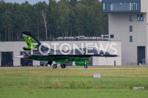  26.08.2023 RADOM<br />
MIEDZYNARODOWE POKAZY LOTNICZE AIR SHOW<br />
NIEZWYCIEZENI W PRZESTWORZACH<br />
N/Z STEVEN DE VRIES SAMOLOT F16<br />
FOT. MARCIN BANASZKIEWICZ/FOTONEWS  