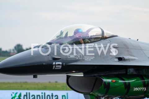  26.08.2023 RADOM<br />
MIEDZYNARODOWE POKAZY LOTNICZE AIR SHOW<br />
NIEZWYCIEZENI W PRZESTWORZACH<br />
N/Z STEVEN DE VRIES SAMOLOT F16<br />
FOT. MARCIN BANASZKIEWICZ/FOTONEWS  