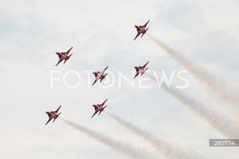  26.08.2023 RADOM<br />
MIEDZYNARODOWE POKAZY LOTNICZE AIR SHOW<br />
NIEZWYCIEZENI W PRZESTWORZACH<br />
N/Z ZESPOL AKROBACYJNY PATROUILLE SUISSE TIGER F5<br />
FOT. MARCIN BANASZKIEWICZ/FOTONEWS  