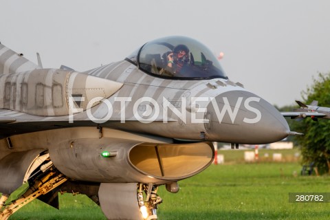  26.08.2023 RADOM<br />
MIEDZYNARODOWE POKAZY LOTNICZE AIR SHOW<br />
NIEZWYCIEZENI W PRZESTWORZACH<br />
N/Z SAMOLOT F16 TIGER DEMO<br />
FOT. MARCIN BANASZKIEWICZ/FOTONEWS  