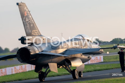  26.08.2023 RADOM<br />
MIEDZYNARODOWE POKAZY LOTNICZE AIR SHOW<br />
NIEZWYCIEZENI W PRZESTWORZACH<br />
N/Z SAMOLOT F16 TIGER DEMO<br />
FOT. MARCIN BANASZKIEWICZ/FOTONEWS  