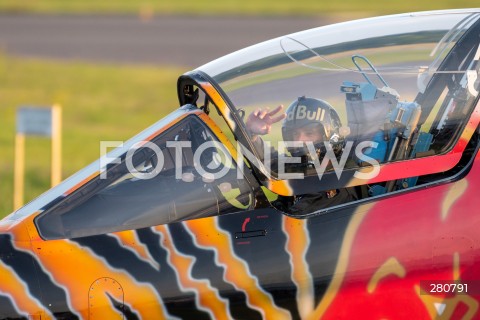  26.08.2023 RADOM<br />
MIEDZYNARODOWE POKAZY LOTNICZE AIR SHOW<br />
NIEZWYCIEZENI W PRZESTWORZACH<br />
N/Z PILOT STEPHAN DOBLHAMMER REDBULL<br />
FOT. MARCIN BANASZKIEWICZ/FOTONEWS  