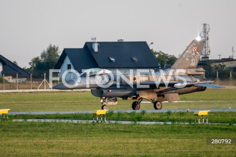  26.08.2023 RADOM<br />
MIEDZYNARODOWE POKAZY LOTNICZE AIR SHOW<br />
NIEZWYCIEZENI W PRZESTWORZACH<br />
N/Z SAMOLOT F16 TIGER DEMO<br />
FOT. MARCIN BANASZKIEWICZ/FOTONEWS  