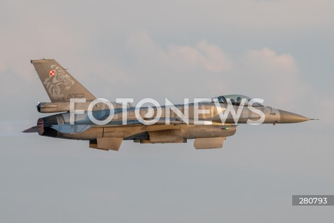  26.08.2023 RADOM<br />
MIEDZYNARODOWE POKAZY LOTNICZE AIR SHOW<br />
NIEZWYCIEZENI W PRZESTWORZACH<br />
N/Z SAMOLOT F16 TIGER DEMO<br />
FOT. MARCIN BANASZKIEWICZ/FOTONEWS  