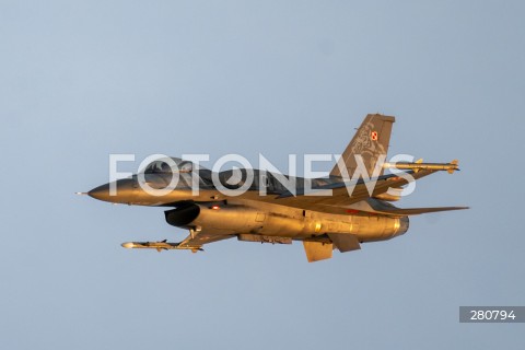  26.08.2023 RADOM<br />
MIEDZYNARODOWE POKAZY LOTNICZE AIR SHOW<br />
NIEZWYCIEZENI W PRZESTWORZACH<br />
N/Z SAMOLOT F16 TIGER DEMO<br />
FOT. MARCIN BANASZKIEWICZ/FOTONEWS  