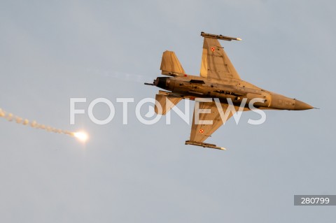  26.08.2023 RADOM<br />
MIEDZYNARODOWE POKAZY LOTNICZE AIR SHOW<br />
NIEZWYCIEZENI W PRZESTWORZACH<br />
N/Z SAMOLOT F16 TIGER DEMO<br />
FOT. MARCIN BANASZKIEWICZ/FOTONEWS  