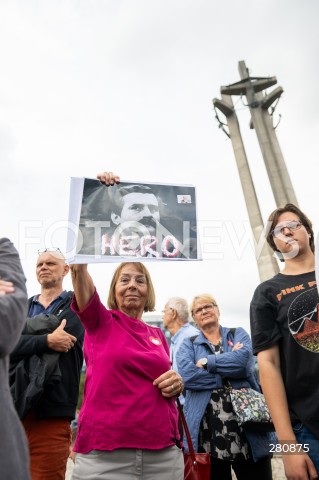  31.08.2023 GDANSK<br />
OBCHODY ROCZNICY SIERPNIA 1980 W GDANSKU<br />
N/Z KOBIETA Z PORTRETEM LECH WALESA HERO<br />
 