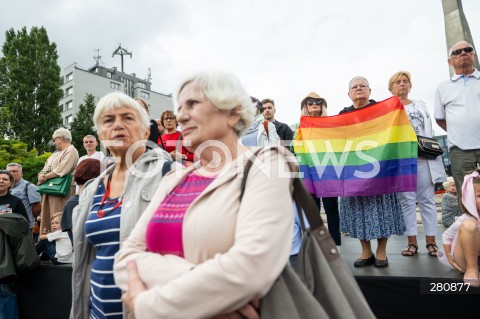  31.08.2023 GDANSK<br />
OBCHODY ROCZNICY SIERPNIA 1980 W GDANSKU<br />
N/Z KOBIETA TLUM PLAC SOLIDARNOSCI FLAGA TECZA LGBT<br />
 