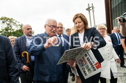  31.08.2023 GDANSK<br />
OBCHODY ROCZNICY SIERPNIA 1980 W GDANSKU<br />
N/Z LECH WALESA PODPIS KSIAZKA GDANSK<br />
 