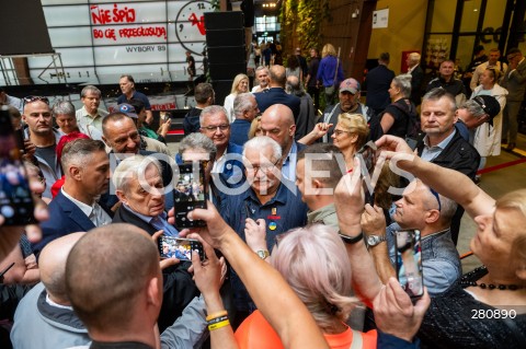  31.08.2023 GDANSK<br />
OBCHODY ROCZNICY SIERPNIA 1980 W GDANSKU<br />
N/Z LECH WALESA TLUM ZDJECIA ZE ZWOLENNIKAMI<br />
 