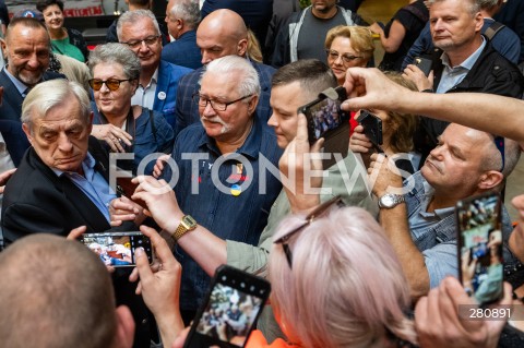  31.08.2023 GDANSK<br />
OBCHODY ROCZNICY SIERPNIA 1980 W GDANSKU<br />
N/Z LECH WALESA TLUM ZDJECIA ZE ZWOLENNIKAMI<br />
 