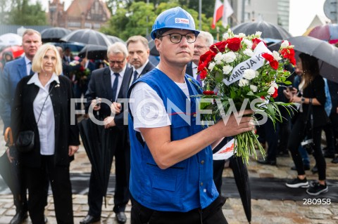  31.08.2023 GDANSK<br />
OBCHODY ROCZNICY SIERPNIA 1980 W GDANSKU<br />
N/Z SOLIDARNOSC ZLOZENIE KWIATOW STOCZNIA GDANSK<br />
 