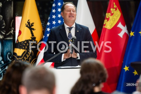  31.08.2023 GDANSK<br />
CEREMONIA WRECZENIA MEDALU WDZIECZNOSCI W ECS W GDANSKU<br />
W IMIENIU ZBIGNIEWA BRZEZINSKI I EMILIE BRZEZINSKI MEDAL ODEBRAL MARK BRZEZINSKI<br />
N/Z MARK BRZEZINSKI<br />
 