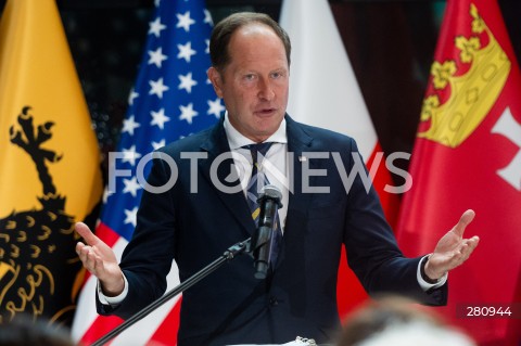  31.08.2023 GDANSK<br />
CEREMONIA WRECZENIA MEDALU WDZIECZNOSCI W ECS W GDANSKU<br />
W IMIENIU ZBIGNIEWA BRZEZINSKI I EMILIE BRZEZINSKI MEDAL ODEBRAL MARK BRZEZINSKI<br />
N/Z MARK BRZEZINSKI<br />
 