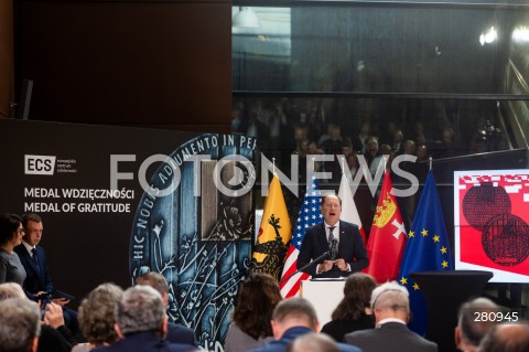  31.08.2023 GDANSK<br />
CEREMONIA WRECZENIA MEDALU WDZIECZNOSCI W ECS W GDANSKU<br />
W IMIENIU ZBIGNIEWA BRZEZINSKI I EMILIE BRZEZINSKI MEDAL ODEBRAL MARK BRZEZINSKI<br />
N/Z MARK BRZEZINSKI<br />
 