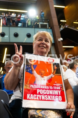  31.08.2023 GDANSK<br />
WIEC DONALDA TUSKA W EUROPEJSKIM CENTRUM SOLIDARNOSCI W GDANSKU<br />
N/Z KOBIETA Z TRANSPARENTEM DONALD TUSK POGONIMY KACZYNSKIEGO<br />
 