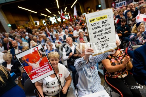  31.08.2023 GDANSK<br />
WIEC DONALDA TUSKA W EUROPEJSKIM CENTRUM SOLIDARNOSCI W GDANSKU<br />
N/Z KOBIETA Z TRANSPARENTEM DONALD TUSK POGONIMY KACZYNSKIEGO<br />
 