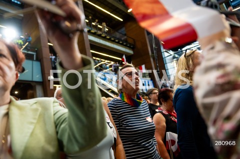  31.08.2023 GDANSK<br />
WIEC DONALDA TUSKA W EUROPEJSKIM CENTRUM SOLIDARNOSCI W GDANSKU<br />
N/Z TLUM ZEBRANY NA WIECU W ECS<br />
 