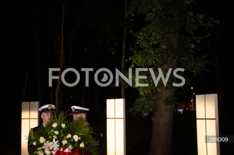  01.09.2023 GDANSK<br />
OBCHODY 84. ROCZNICY WYBUCHU II WOJNY SWIATOWEJ NA WESTERPLATTE<br />
ZLOZENIE KWIATOW NA CMENTARZU WOJSKA POLSKIEGO NA WESTERPLATTE<br />
N/Z ZOLNIERZE Z WIENCEM<br />
 