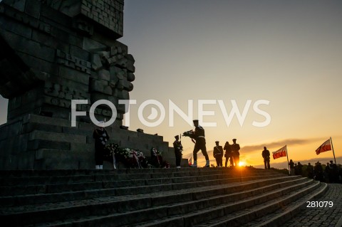  01.09.2023 GDANSK<br />
OBCHODY 84. ROCZNICY WYBUCHU II WOJNY SWIATOWEJ NA WESTERPLATTE<br />
N/Z POMNIK OBRONCOW WYBRZEZA WESTERPLATTE SKLADANIE WIENCOW ZOLNIERZE MARYNARKA WOJENNA<br />
 