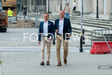  19.09.2023 WARSZAWA<br />
OSWIADCZENIE DONALDA TUSKA PRZED BUDYNKIEM TELEWIZJI PUBLICZNEJ TVP <br />
N/Z DARIUSZ JONSKI PIOTR BORYS<br />
FOT. MARCIN BANASZKIEWICZ/FOTONEWS  