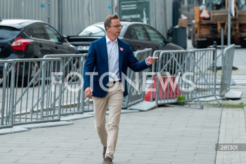  19.09.2023 WARSZAWA<br />
OSWIADCZENIE DONALDA TUSKA PRZED BUDYNKIEM TELEWIZJI PUBLICZNEJ TVP <br />
N/Z DARIUSZ JONSKI<br />
FOT. MARCIN BANASZKIEWICZ/FOTONEWS  