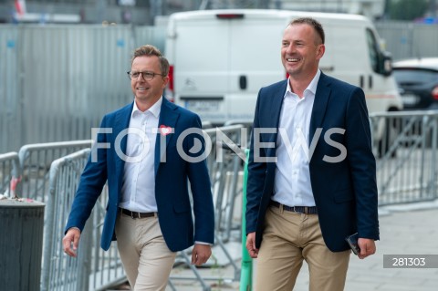  19.09.2023 WARSZAWA<br />
OSWIADCZENIE DONALDA TUSKA PRZED BUDYNKIEM TELEWIZJI PUBLICZNEJ TVP <br />
N/Z DARIUSZ JONSKI PIOTR BORYS<br />
FOT. MARCIN BANASZKIEWICZ/FOTONEWS  