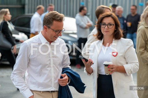  19.09.2023 WARSZAWA<br />
OSWIADCZENIE DONALDA TUSKA PRZED BUDYNKIEM TELEWIZJI PUBLICZNEJ TVP <br />
N/Z DARIUSZ JONSKI KAMILA GASIUK PIHOWICZ<br />
FOT. MARCIN BANASZKIEWICZ/FOTONEWS  