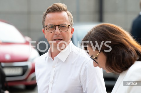  19.09.2023 WARSZAWA<br />
OSWIADCZENIE DONALDA TUSKA PRZED BUDYNKIEM TELEWIZJI PUBLICZNEJ TVP <br />
N/Z DARIUSZ JONSKI KAMILA GASIUK PIHOWICZ<br />
FOT. MARCIN BANASZKIEWICZ/FOTONEWS  