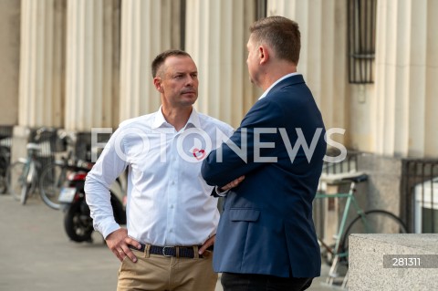  19.09.2023 WARSZAWA<br />
OSWIADCZENIE DONALDA TUSKA PRZED BUDYNKIEM TELEWIZJI PUBLICZNEJ TVP <br />
N/Z PIOTR BORYS ANDRZEJ ROZENEK<br />
FOT. MARCIN BANASZKIEWICZ/FOTONEWS  