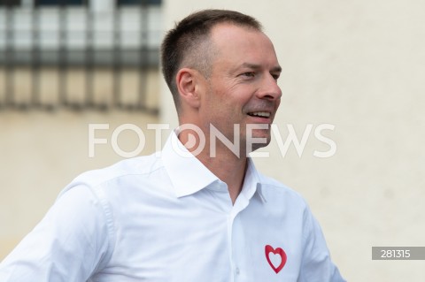  19.09.2023 WARSZAWA<br />
OSWIADCZENIE DONALDA TUSKA PRZED BUDYNKIEM TELEWIZJI PUBLICZNEJ TVP <br />
N/Z PIOTR BORYS<br />
FOT. MARCIN BANASZKIEWICZ/FOTONEWS  