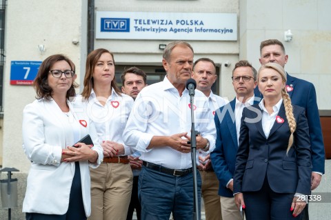 Oświadczenie Donalda Tuska przed TVP w Warszawie