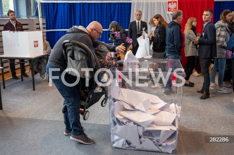  15.10.2023 WARSZAWA<br />
WYBORY PARLAMENTARNE 2023 <br />
N/Z LOKAL WYBORCZY<br />
FOT. MARCIN BANASZKIEWICZ/FOTONEWS  