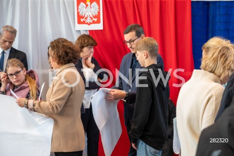  15.10.2023 WARSZAWA<br />
WYBORY PARLAMENTARNE 2023 <br />
N/Z PREMIER MATEUSZ MORAWIECKI Z RODZINA<br />
FOT. MARCIN BANASZKIEWICZ/FOTONEWS  