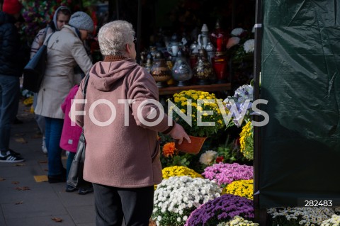  01.11.2023 WARSZAWA<br />
DZIEN WSZYSTKICH SWIETYCH <br />
N/Z CHRYZANTEMY<br />
FOT. MARCIN BANASZKIEWICZ/FOTONEWS  