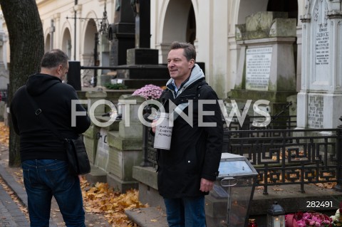  01.11.2023 WARSZAWA<br />
DZIEN WSZYSTKICH SWIETYCH <br />
N/Z KRZYSZTOF ZIEMIEC KWESTA<br />
FOT. MARCIN BANASZKIEWICZ/FOTONEWS  