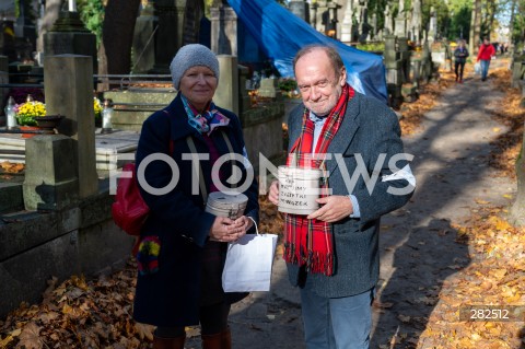  01.11.2023 WARSZAWA<br />
DZIEN WSZYSTKICH SWIETYCH <br />
N/Z SLAWOMIRA LOZINSKA JERZY KISIELEWSKI KWESTA<br />
FOT. MARCIN BANASZKIEWICZ/FOTONEWS  