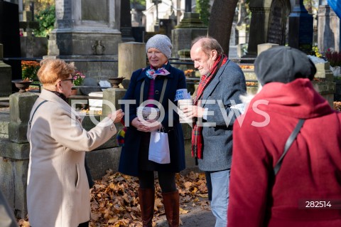  01.11.2023 WARSZAWA<br />
DZIEN WSZYSTKICH SWIETYCH <br />
N/Z SLAWOMIRA LOZINSKA JERZY KISIELEWSKI KWESTA<br />
FOT. MARCIN BANASZKIEWICZ/FOTONEWS  