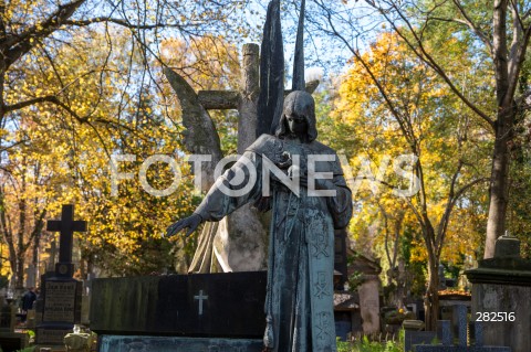  01.11.2023 WARSZAWA<br />
DZIEN WSZYSTKICH SWIETYCH <br />
N/Z CMENTARZ POWAZKOWSKI<br />
FOT. MARCIN BANASZKIEWICZ/FOTONEWS  